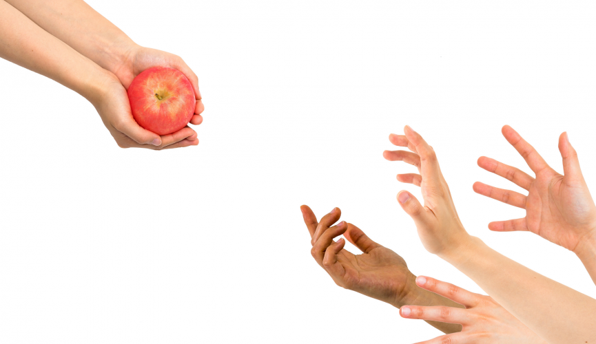 sieviete dod ābolu