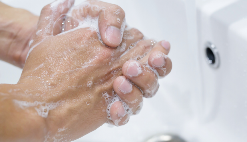 cilvēks mazgā rokas